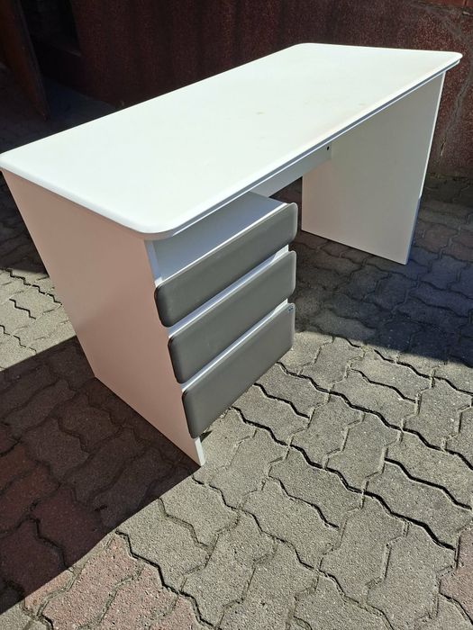 Biale biurko z szufladami