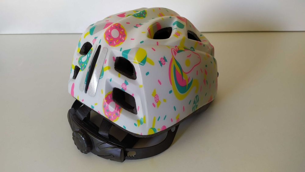 capacete de criança com unicórnio