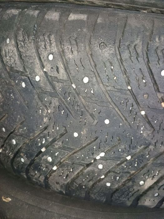 Резина зимня шипована 225/50/17 NOKIAN