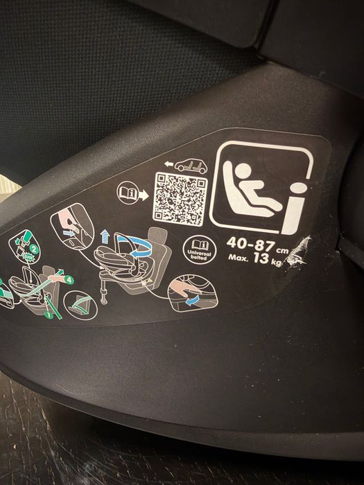 Carrinho e cadeira isofix de bebé com muitos acessórios
