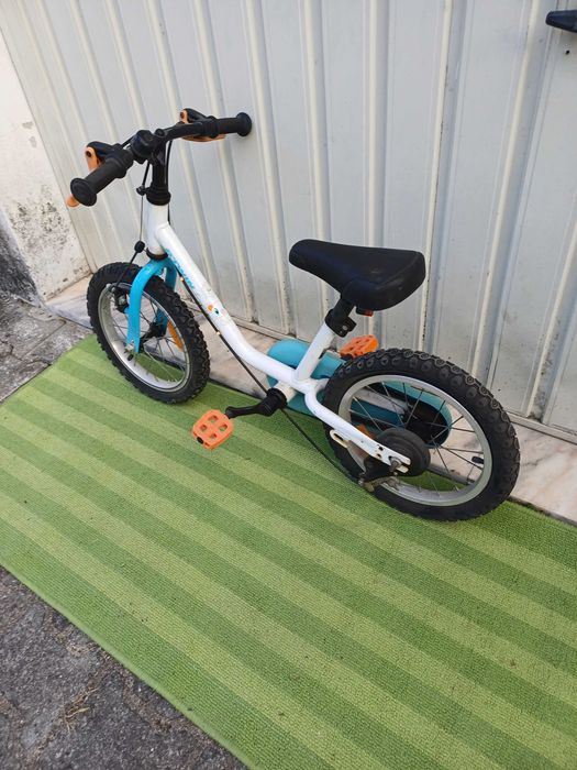 Bicicleta branca e azul B-Twin