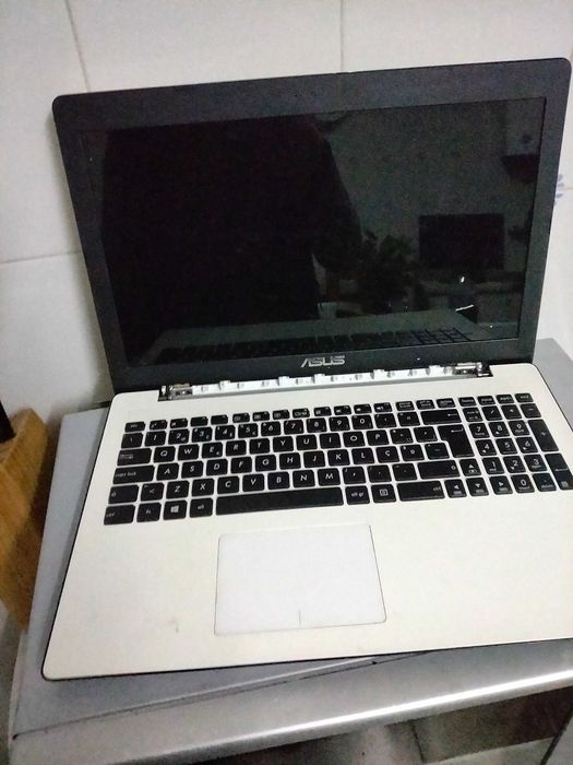 Portátil Toshiba a funcionar
