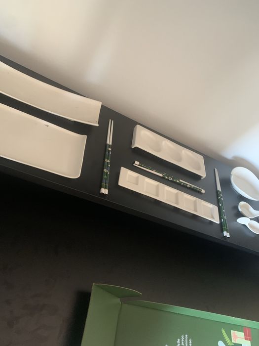 Serviço de Sushi em Porcelana Branca + Pauzinhos Reutilizáveis (Conjunto NOVO A ESTREAR)
