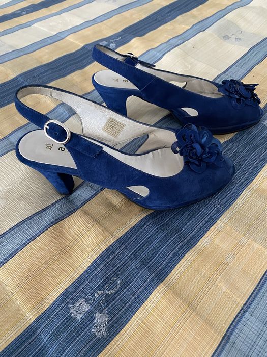 Sapatos em camurça azul com aplicacão à frente