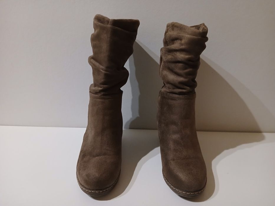 Botas de camurça castanho claro