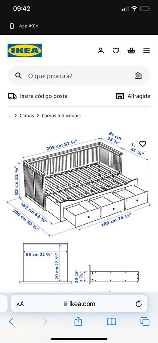 Um sofá, uma cama individual, uma cama de casal e arrumação