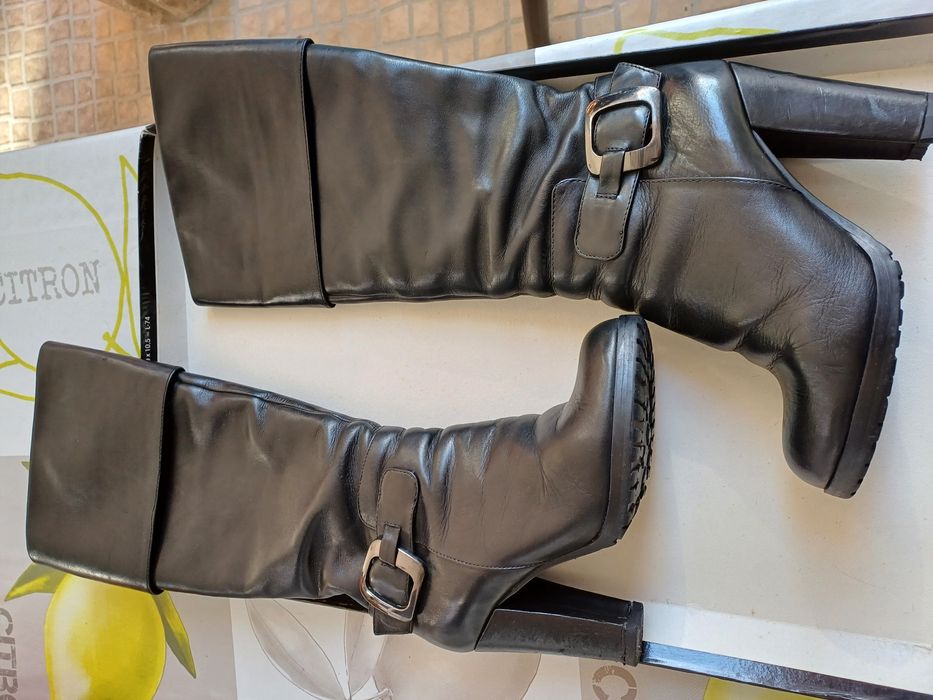 Bota cano alto em pele preta