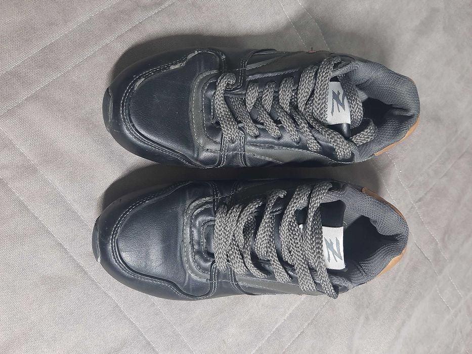 Чорні шкіряні кросівки для підлітка 37 розміру