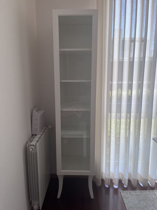 Movel estante lacado em branco com porta de vidro