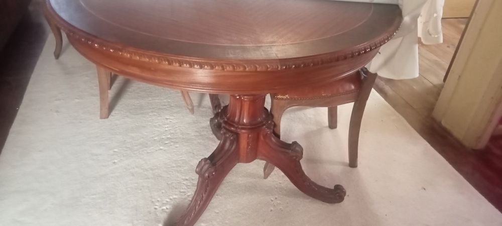 Mesa clássica de madeira