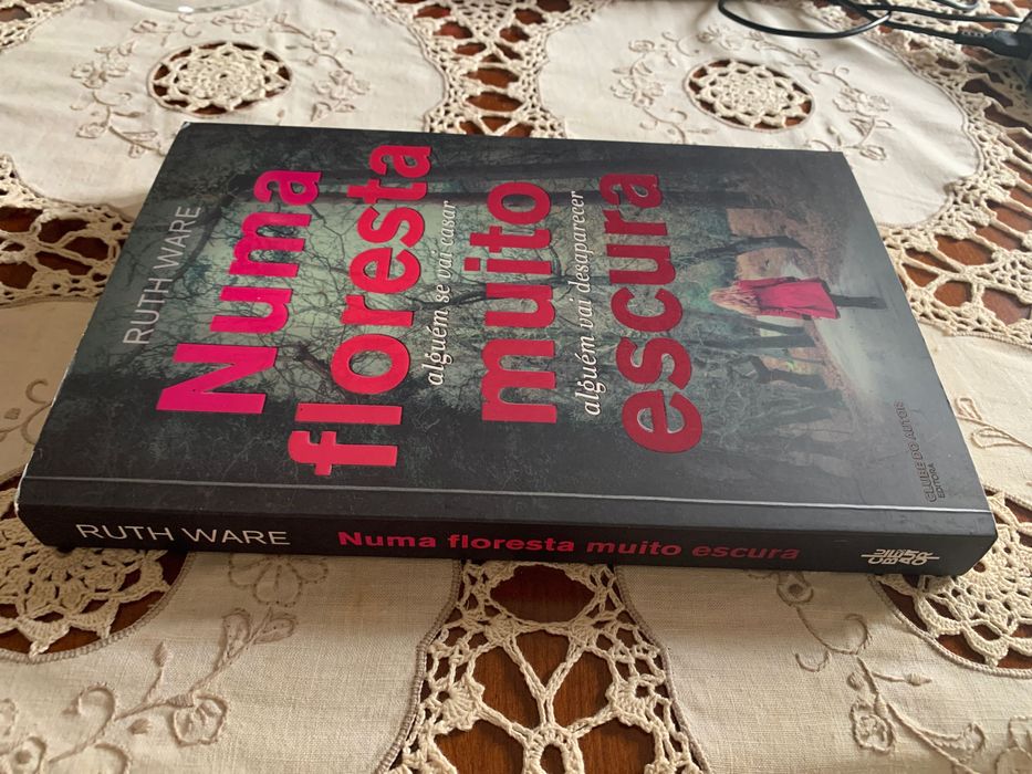 Livro “Numa floresta muito escura”