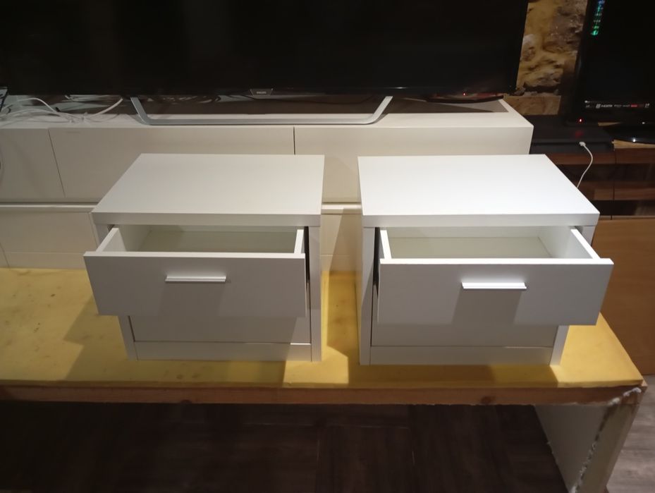 Duas mesas de cabeceira