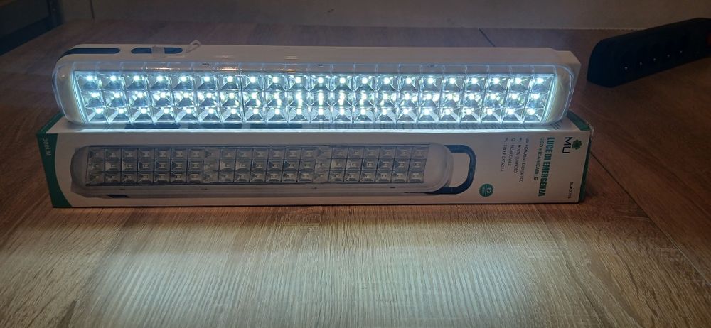 Akumulatorowa lampa awaryjna led