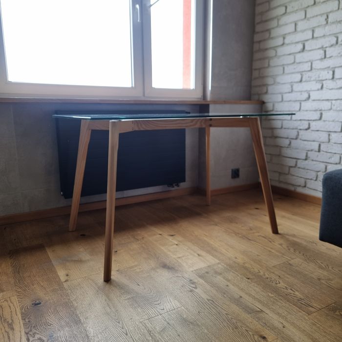 Stół ze szklanym blatem