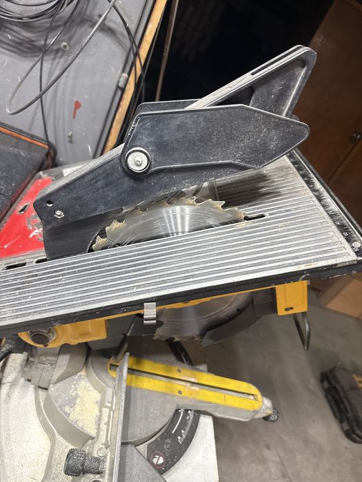 Piła ukośnica DEWALT DW711-QS