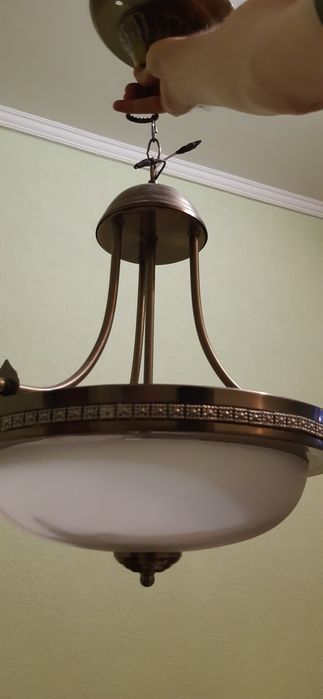 Люстра металлическая.