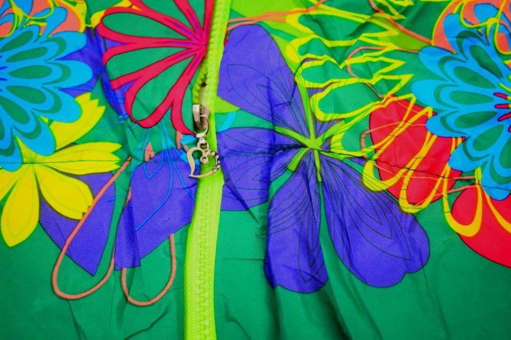 Жилетка безрукавка зелена з капюшоном 2 роки