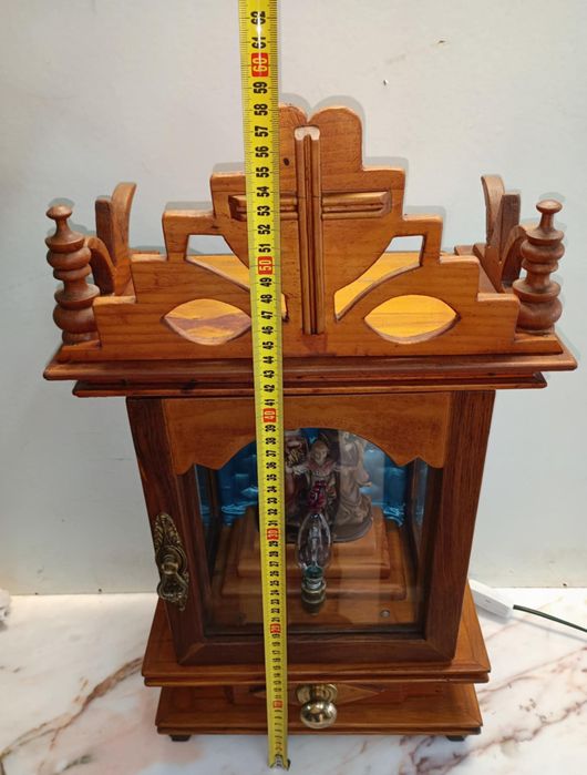 Oratório em madeira  feito artesanalmente   da sagrada família