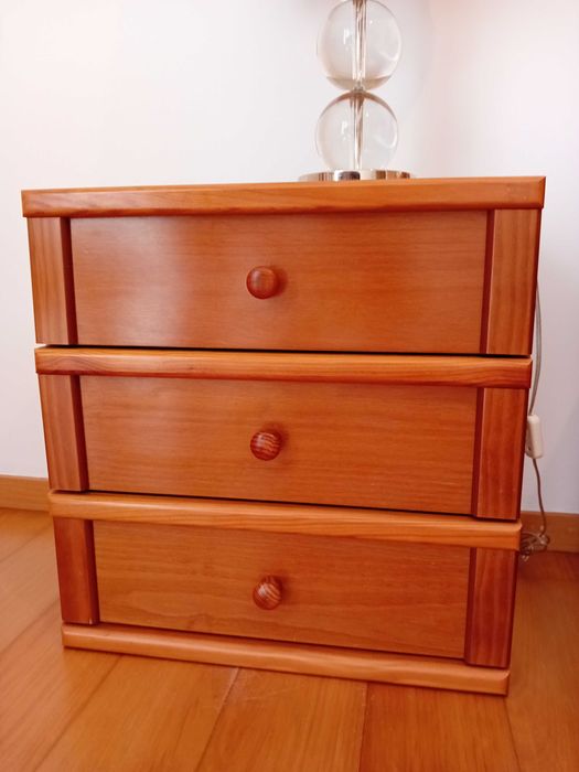 Quarto de cama com camiseiros e colchão