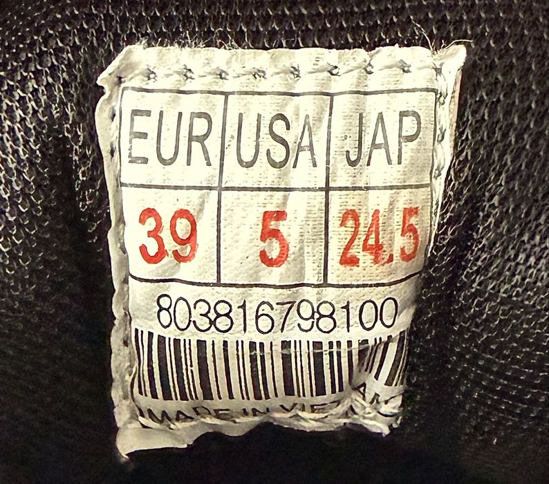 Кросівки Nike.