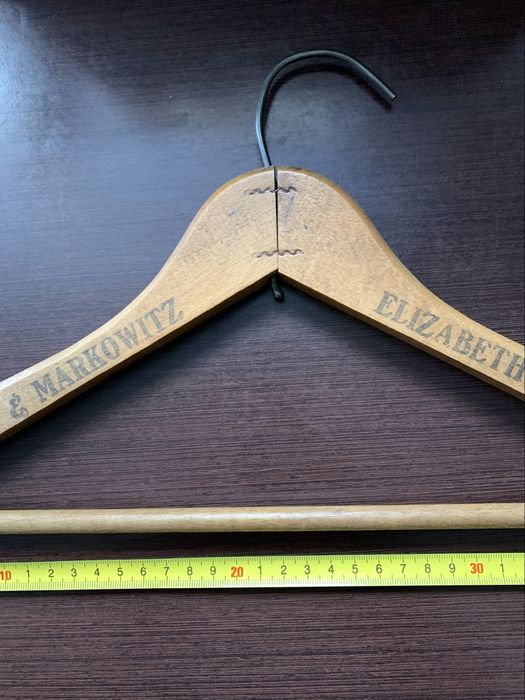 Stary wieszak na ubrania vintage