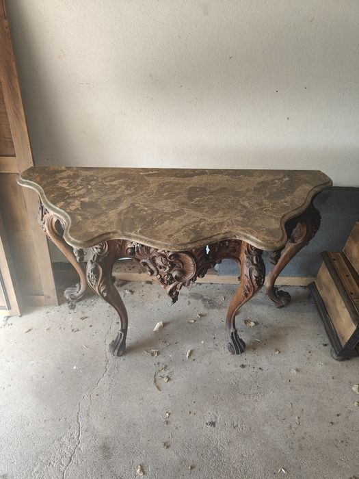 Móvel antigo de madeira e mármore