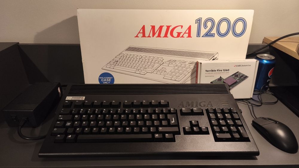 Commodore Amiga 1200 z kartą turbo 060  na 100MHz 128MB fast RAM