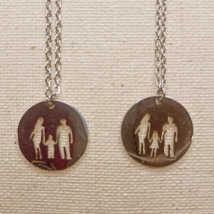 Fios dourados e prateados com medalhas da família. Em aço inoxidável.