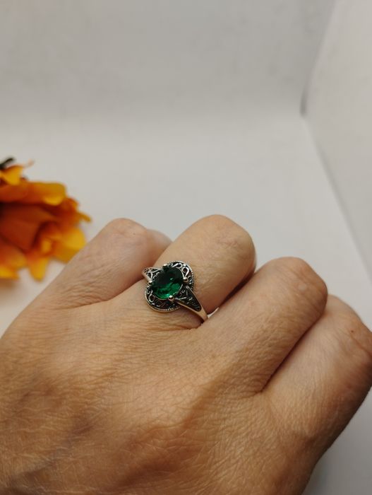 Srebrny pierścionek z zielonym oczkiem, próba 925, rozmiar 15