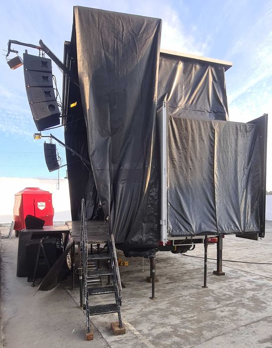 Palco Móvel Nissan Athleon, com Som, Vídeo e Luz