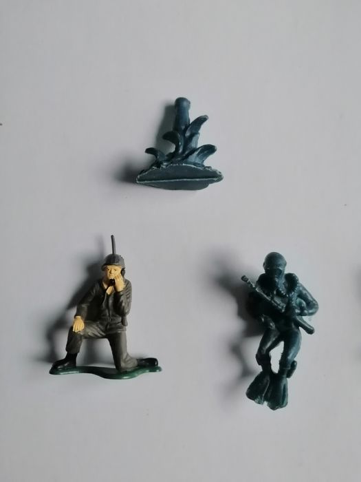 Conjunto de 5 pequenos soldados em plástico monocromático

Alturas: 4