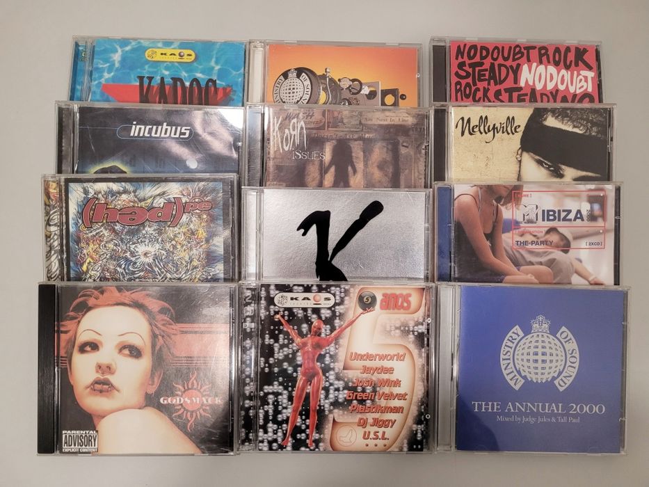 CDs de música de várias bandas e estilos musicais