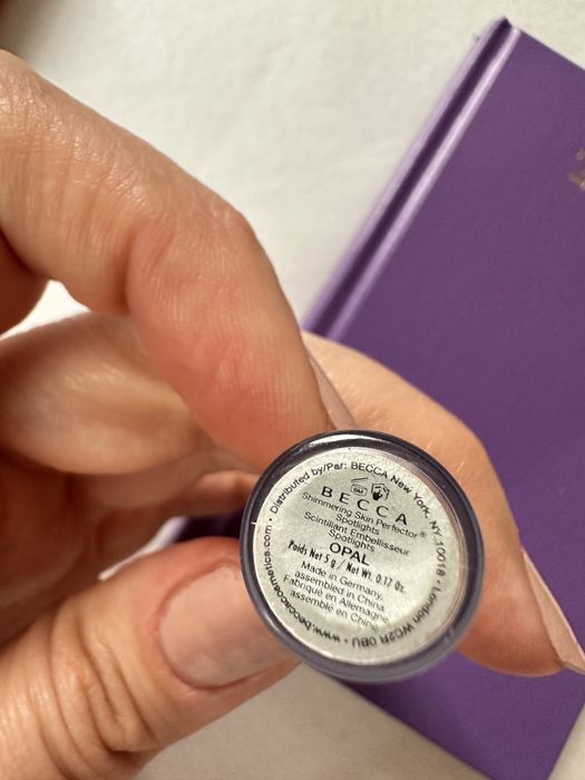 Becca Opal mini rozswietacz w blyszczyku