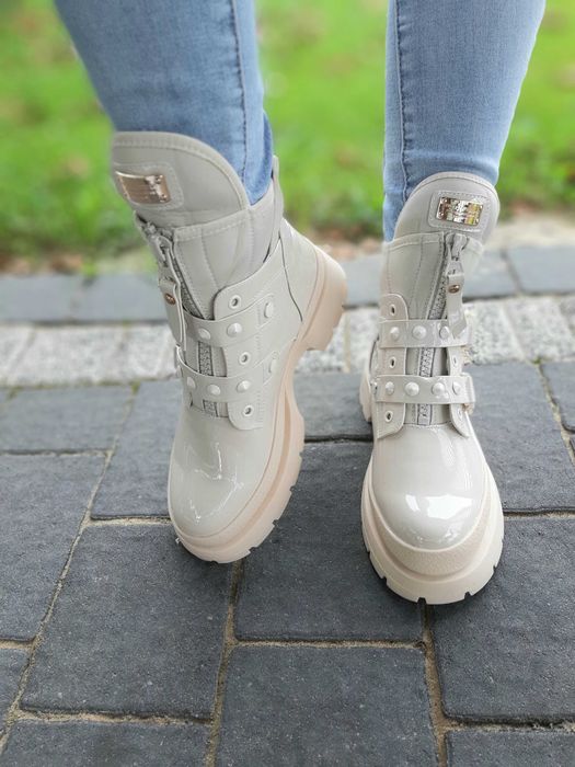 Workery beżowe PELM zapinane klamrą 41