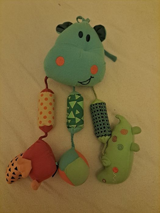 Boneco bebé pendurar com música