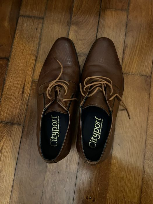 Sapatos castanhos formais fabricados em Portugal