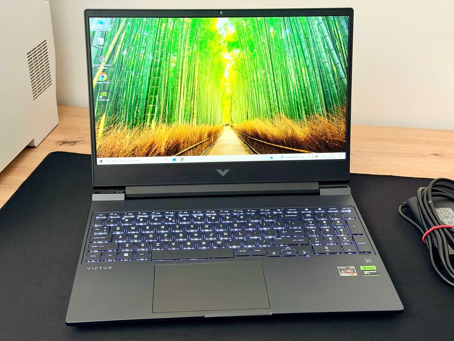 HP Victus Gaming / Ryzen 5 7535HS / 16GB DDR5 / 512GB / RTX 2050 + AMD