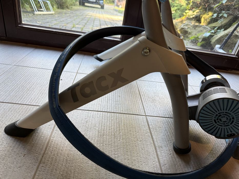 Trenażer  Tacx Flow Smart + opona Schwalbe insider