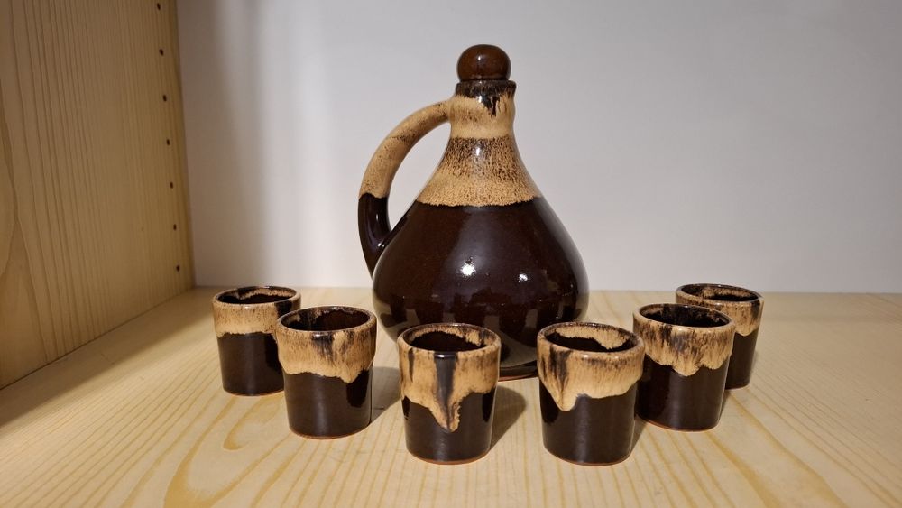 Karafka i kieliszki ceramiczne brązowe PRL