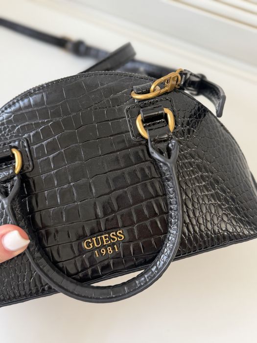 Лаковая сумочка Guess