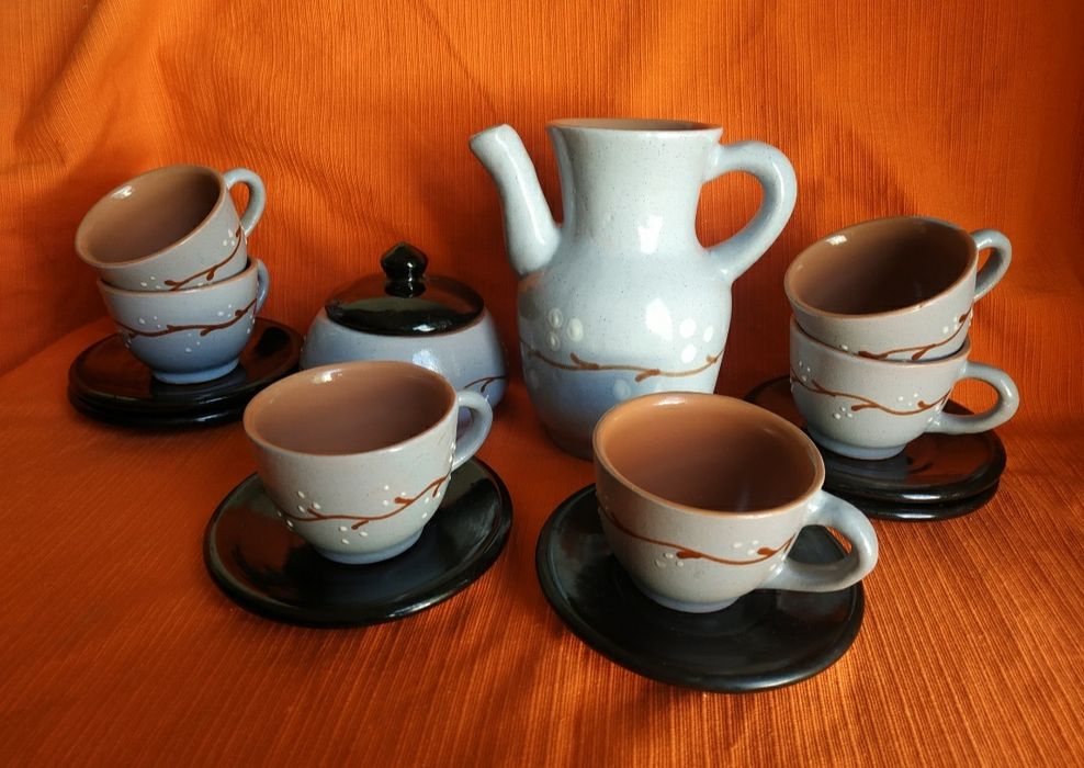 Набор глиняной посуды.