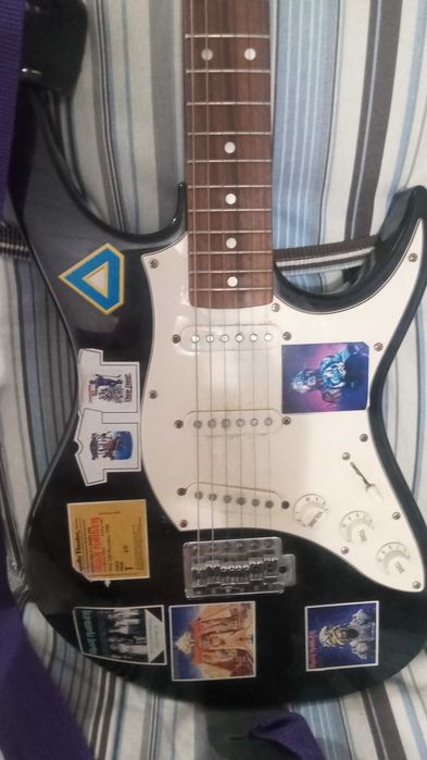 Vendo 2 guitarras uma ária e Harley Benton de 7 cordas