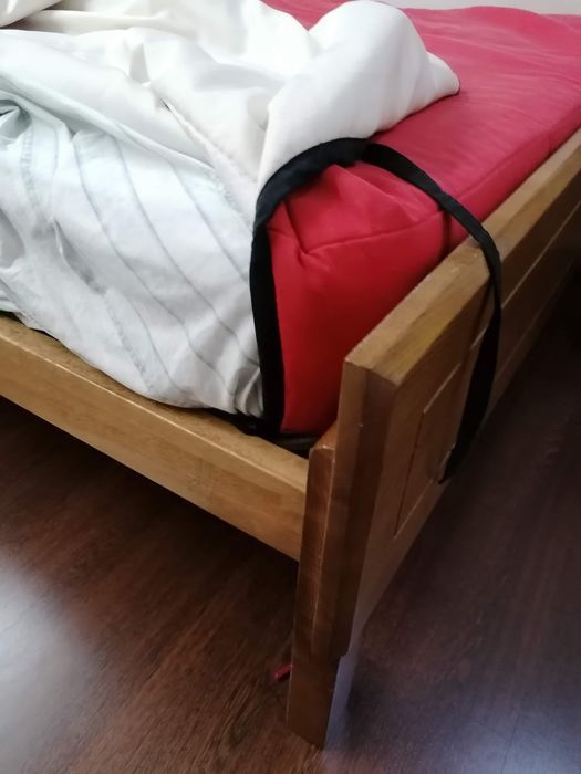 Cama de casal em madeira maciça