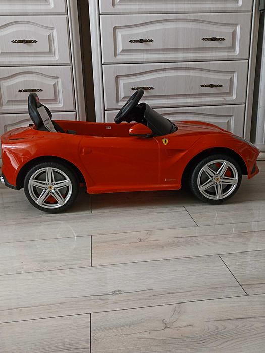 Samochód dla dzieci ferrari.