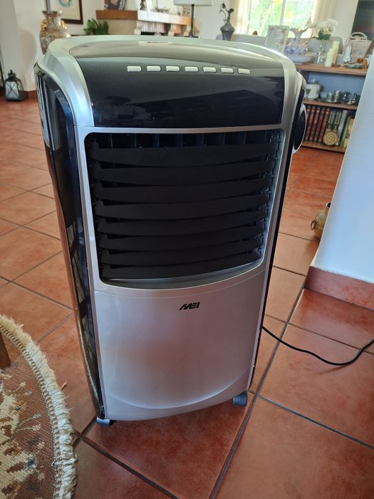 Aparelho de aquecimento e refrigeração praticamente novo, usado muito poucas vezes.