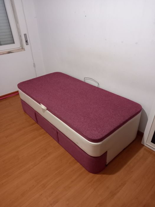 Sommier com estrado elevatório + 2 colchões  + comoda com toucador