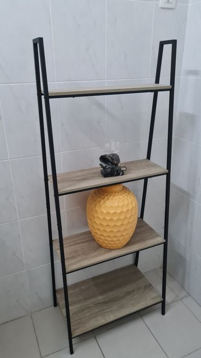 Estante moderna de madeira e aluminio preto
