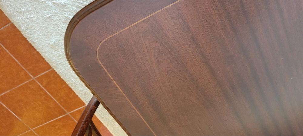 Conjunto de Sala de Jantar Clássico em Madeira – Mesa Extensível, 8 Cadeiras, Aparador e Cristaleira