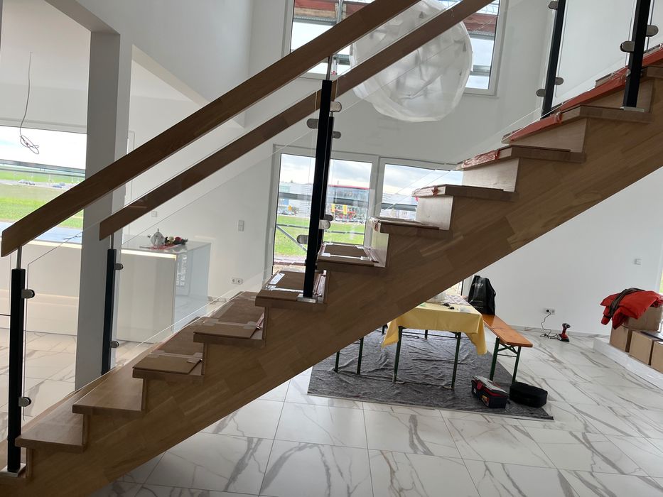 Schody dębowe ze szklaną balustradą nowe