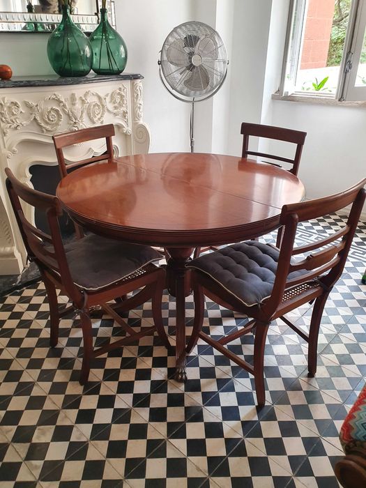 Mesa redonda extensível em Nogueira- casa 8 e 80